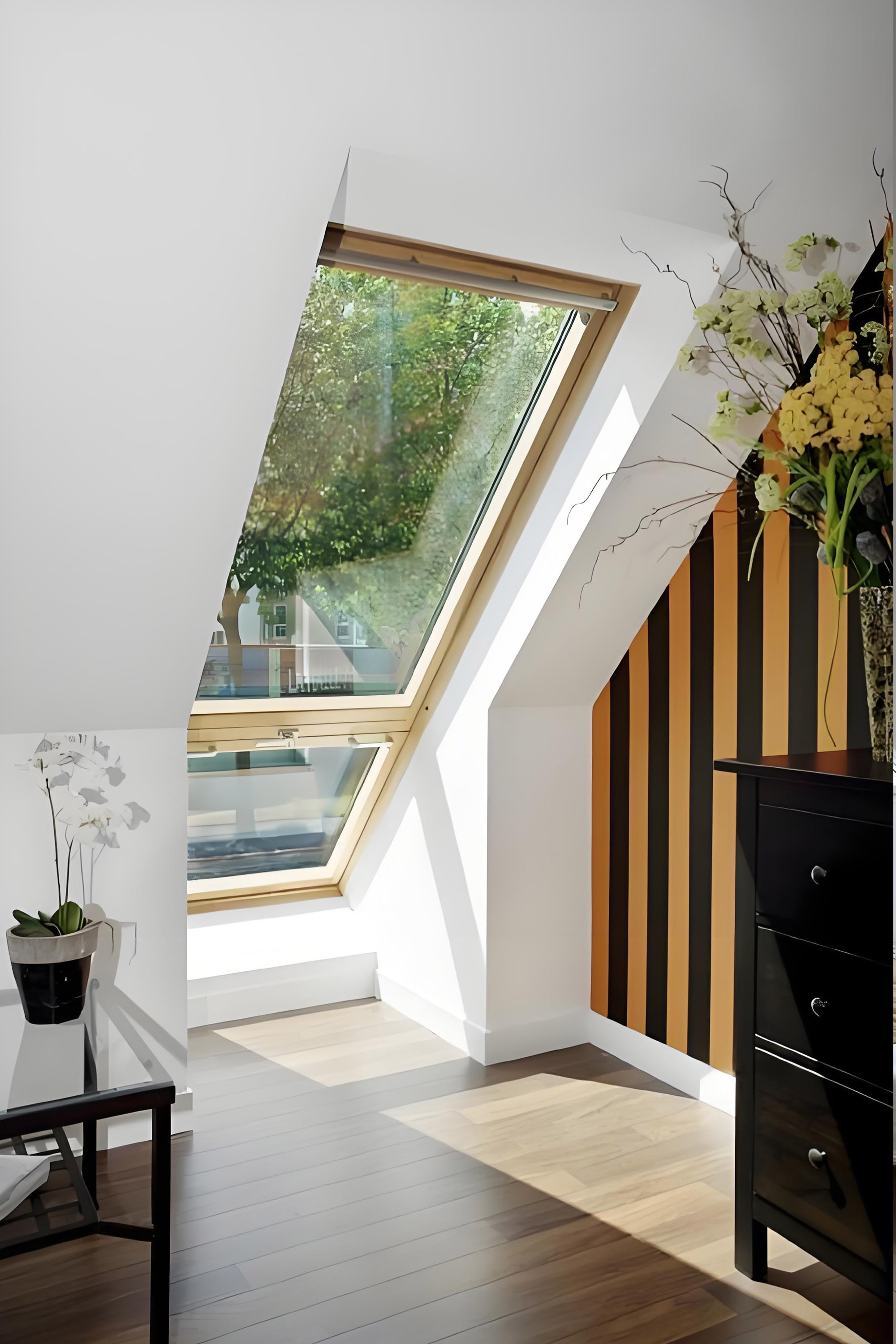 Wood-grain ventilated flat-roof skylight